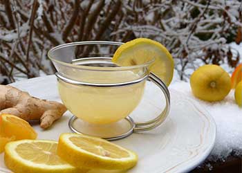 Chá quente de limão com mel